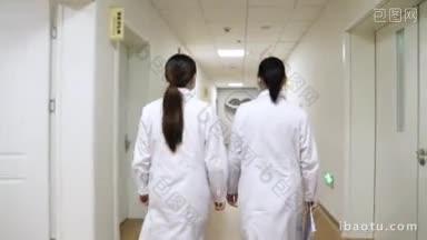 4K两名医生在医院走廊行走的背影